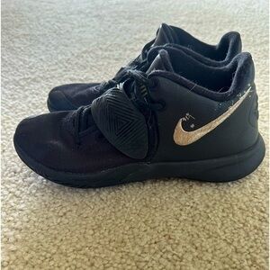 Nike Kyrie Flytrap 3 Men's Size 8 Black Metallic Basketball Shoes good condition